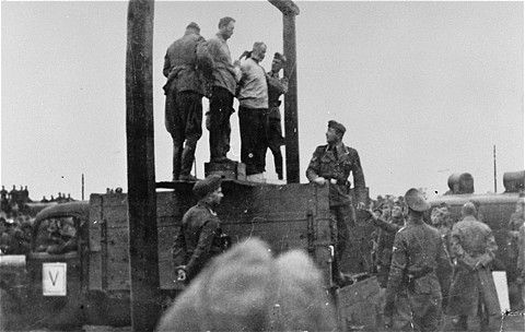 SD officers prepare to hang Mosche Kogan (left) and Wolf Kieper on the market square in Zhitomir